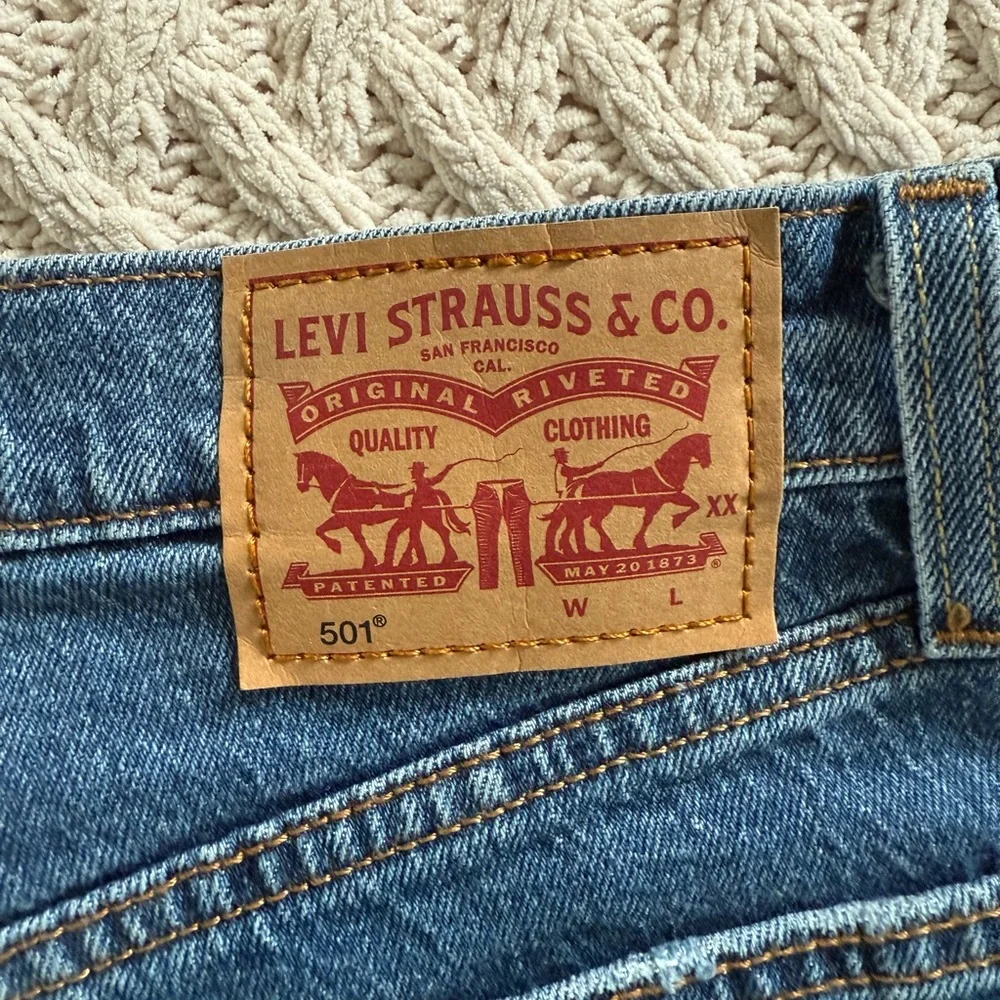 Women’s Levi Blue Jeans 501 - Picture 4 of 8